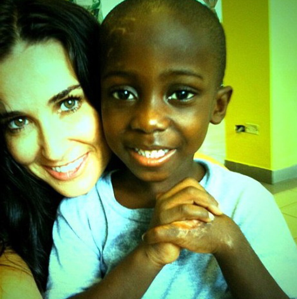 NO COMMENT! Imaginea zilei: Demi Moore si un orfan din Haiti! - Imaginea 7