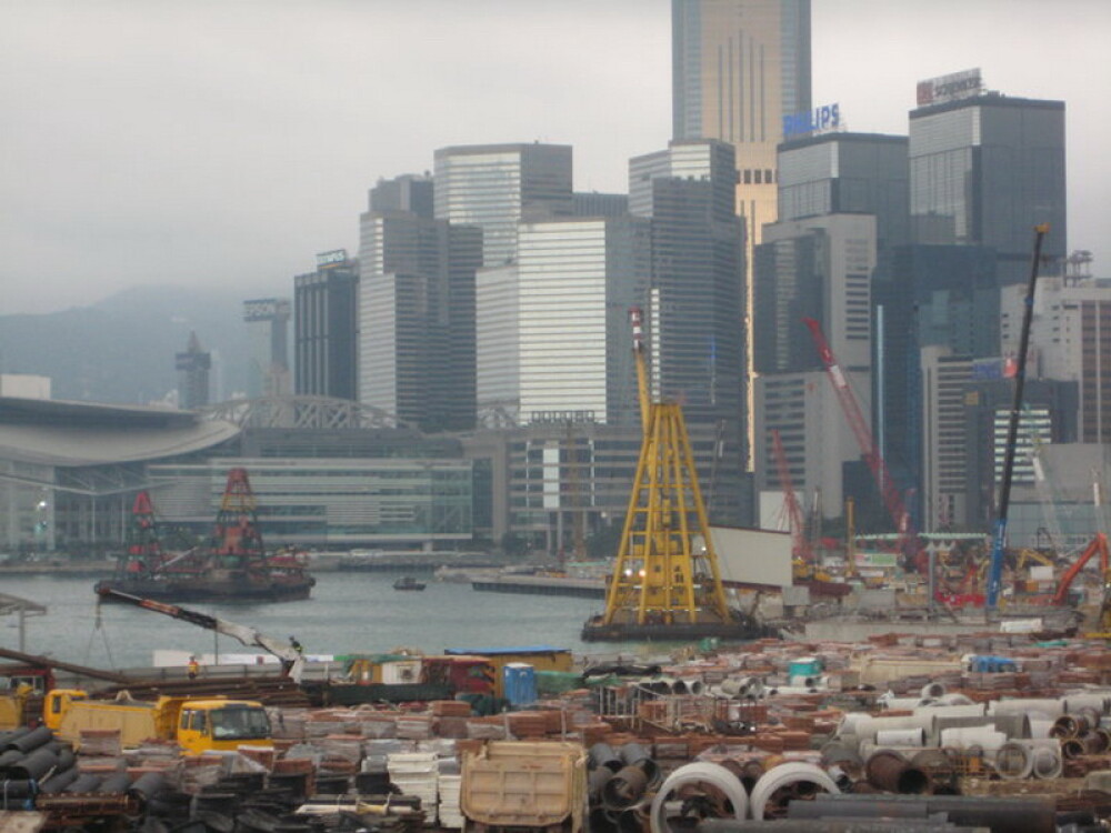 Culmea globalizarii: roman blocat la Hong Kong de un vulcan islandez - Imaginea 4
