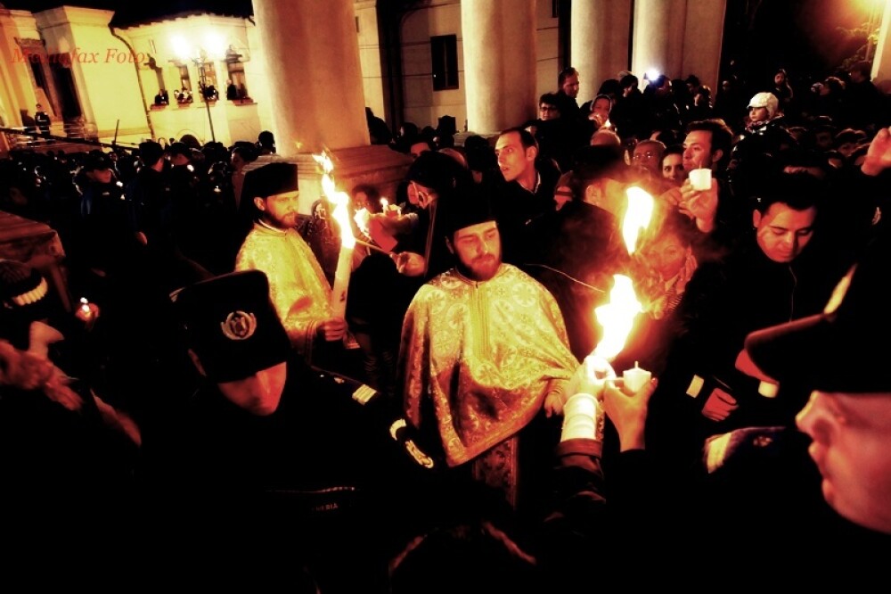 Noaptea Invierii in imagini. GALERIE FOTO de la ortodocsi si catolici - Imaginea 4
