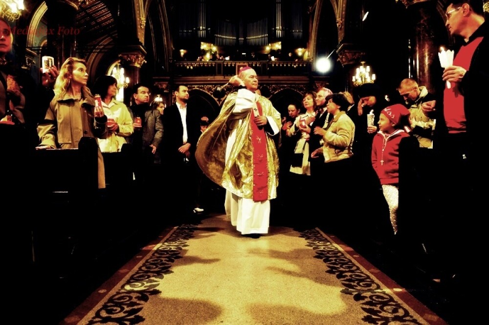 Noaptea Invierii in imagini. GALERIE FOTO de la ortodocsi si catolici - Imaginea 8