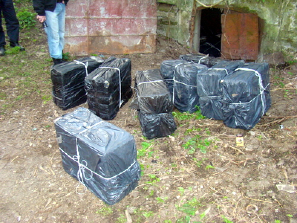 15.000 de pachete de tigari, descoperite intr-un cimitir - Imaginea 1