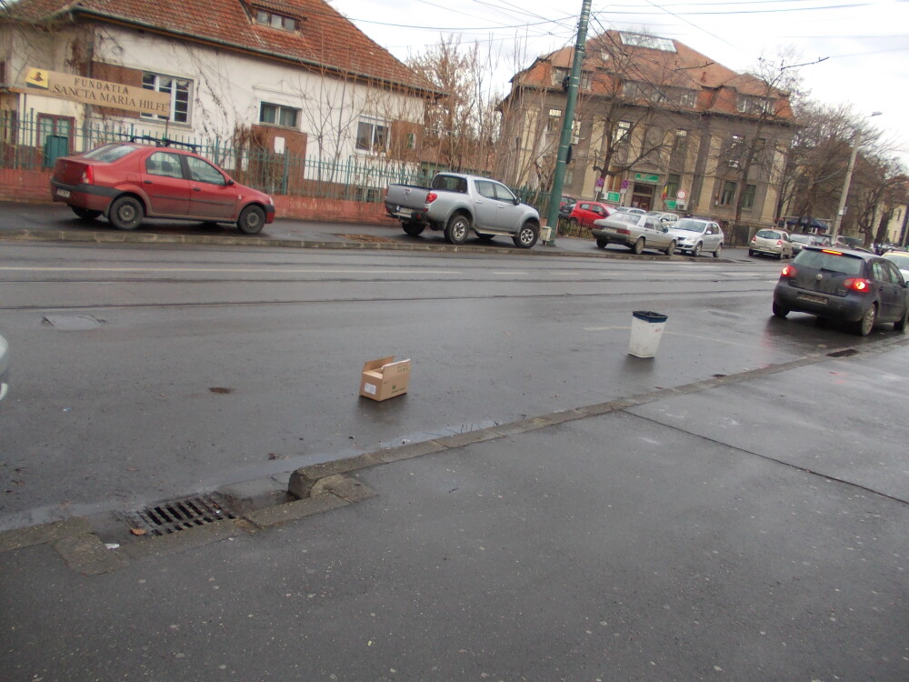 Scaune, lazi de bere si cosuri de gunoi. Vezi cum sunt vanate locurile de parcare din Timisoara - Imaginea 2