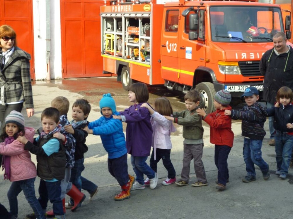 Juniorii Clujului s-au luptat cu focul. Peste 2.300 de micuti au cochetat cu meseria de pompier - Imaginea 1