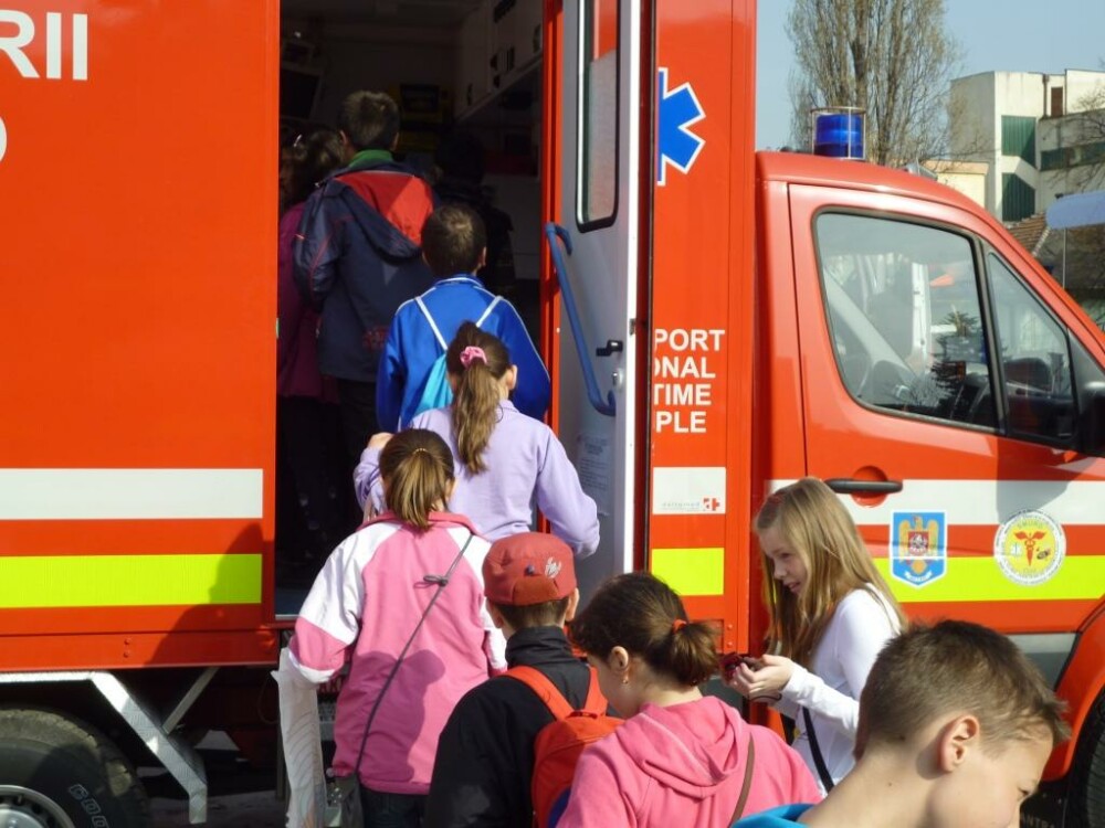 Juniorii Clujului s-au luptat cu focul. Peste 2.300 de micuti au cochetat cu meseria de pompier - Imaginea 2