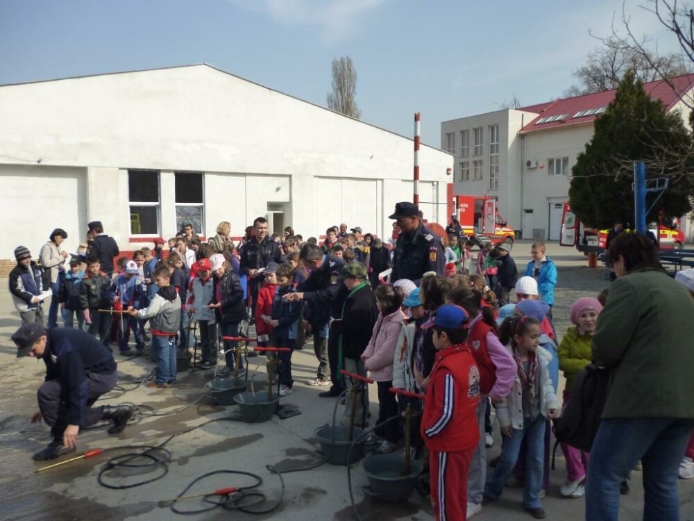 Juniorii Clujului s-au luptat cu focul. Peste 2.300 de micuti au cochetat cu meseria de pompier - Imaginea 4
