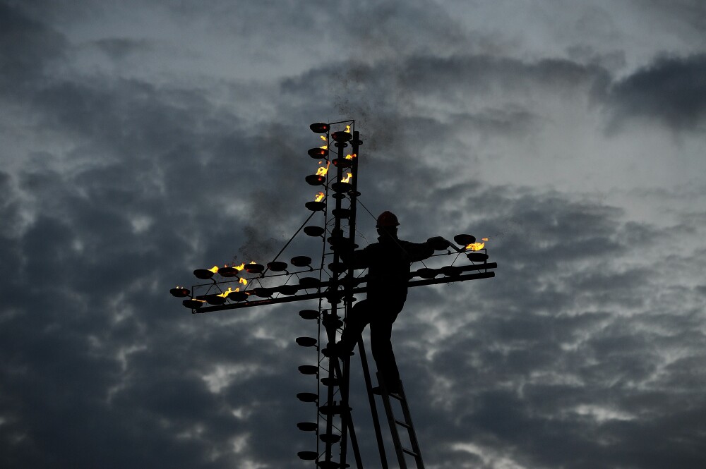 De Paste, Papa ii invita pe catolici sa se inspire din Drumul Crucii pentru a face fata crizei. FOTO - Imaginea 4