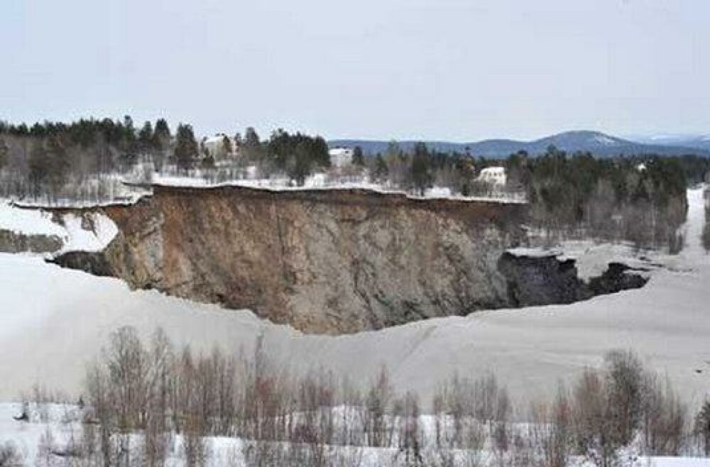 IMAGINEA ZILEI pe net. Un crater-gigant, de 150 de metri, a aparut intr-un oras din Suedia - Imaginea 1