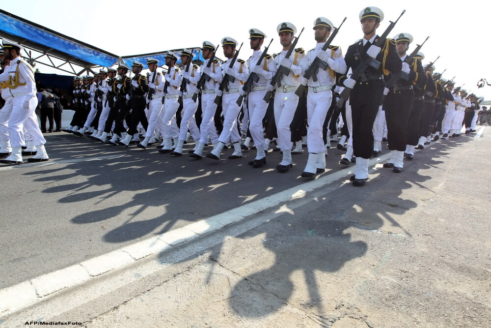 Sarbatoare in Teheran. Parada fortelor militare pentru celebrarea Zilei Nationale a Armatei Iranului - Imaginea 1