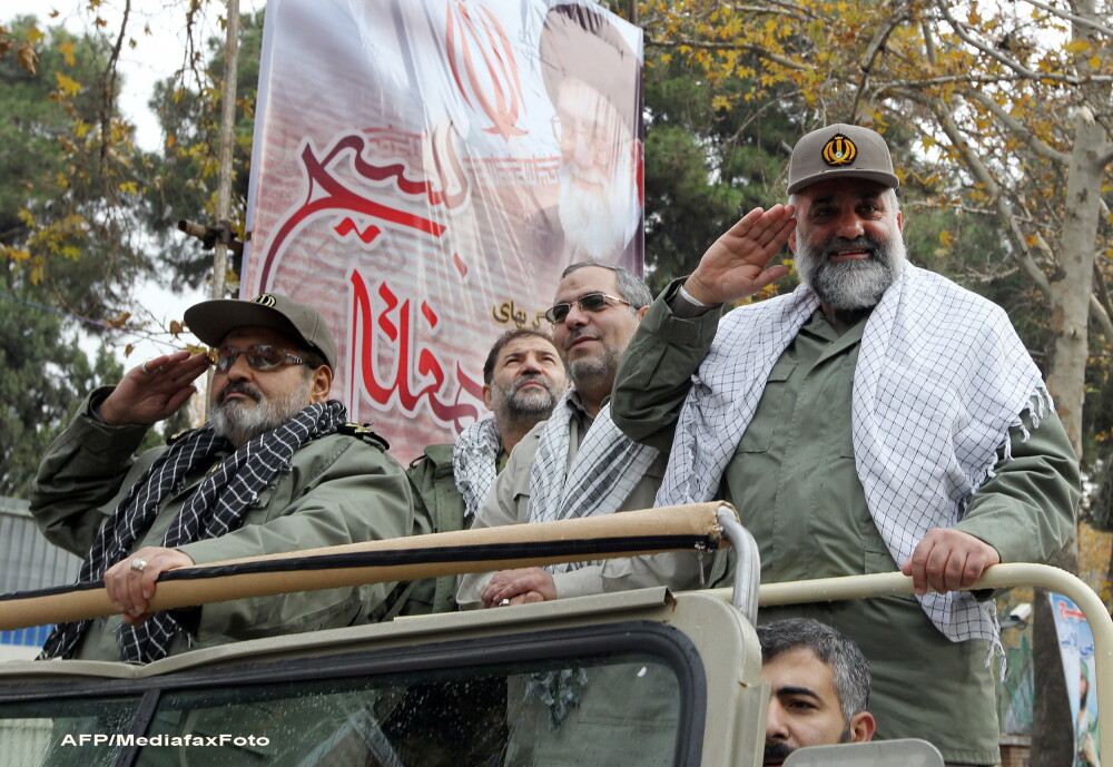 Sarbatoare in Teheran. Parada fortelor militare pentru celebrarea Zilei Nationale a Armatei Iranului - Imaginea 2