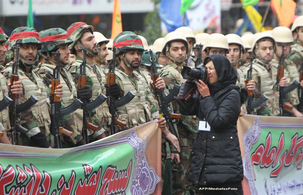 Sarbatoare in Teheran. Parada fortelor militare pentru celebrarea Zilei Nationale a Armatei Iranului - Imaginea 3