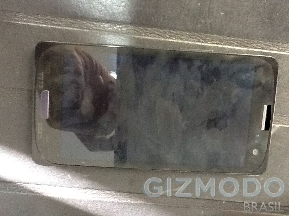 Primele imagini cu cel mai nou telefon de la Samsung, Galaxy S III, scurse pe internet - Imaginea 1