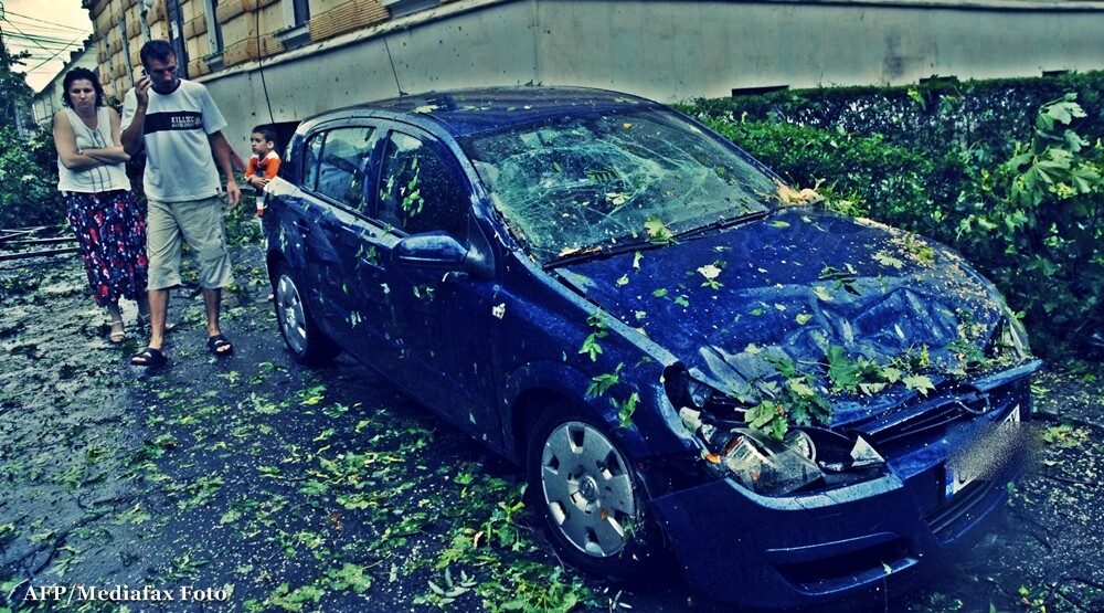 Furtuna puternica in Bucuresti. Un barbat a fost grav ranit de un panou cazut peste el, pe strada - Imaginea 1