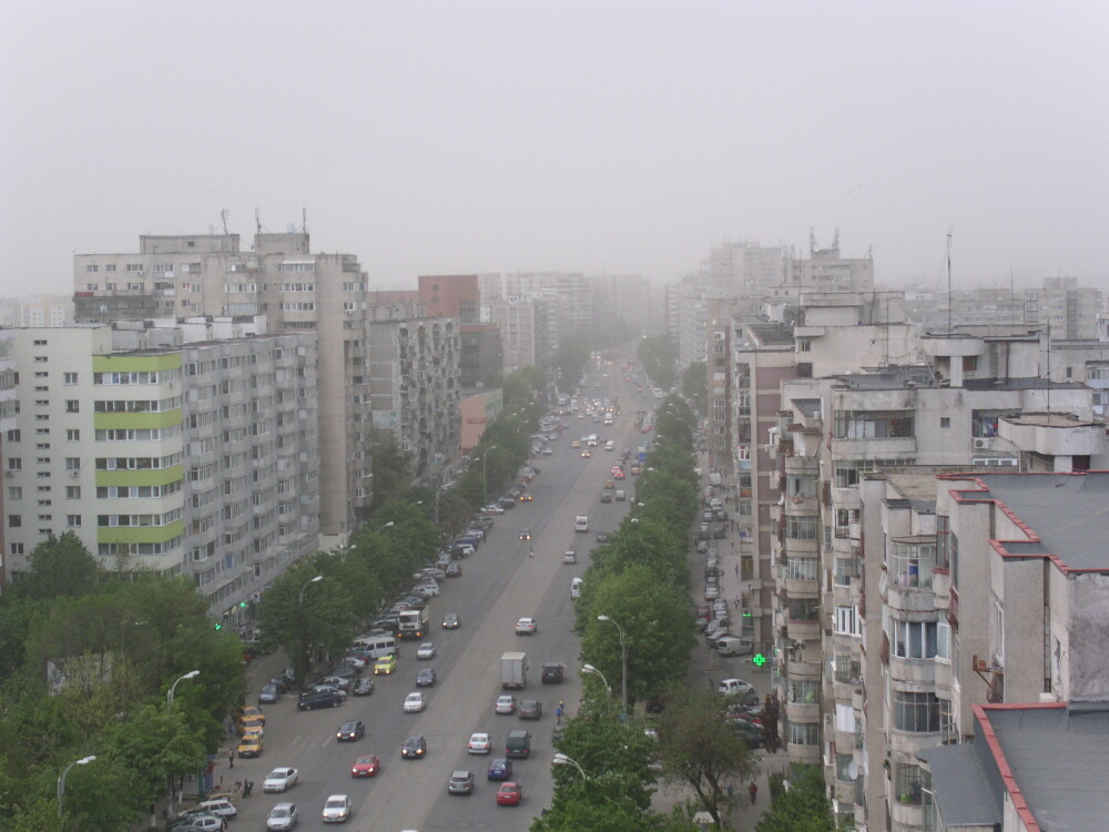 Furtuna puternica in Bucuresti. Un barbat a fost grav ranit de un panou cazut peste el, pe strada - Imaginea 4