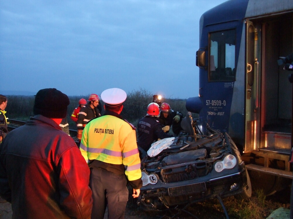 Tragedie in judetul Arad. Doi tineri au murit dupa ce masina in care se aflau a fost lovita de tren - Imaginea 2