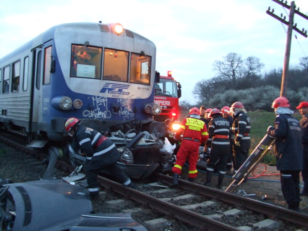 Tragedie in judetul Arad. Doi tineri au murit dupa ce masina in care se aflau a fost lovita de tren - Imaginea 3
