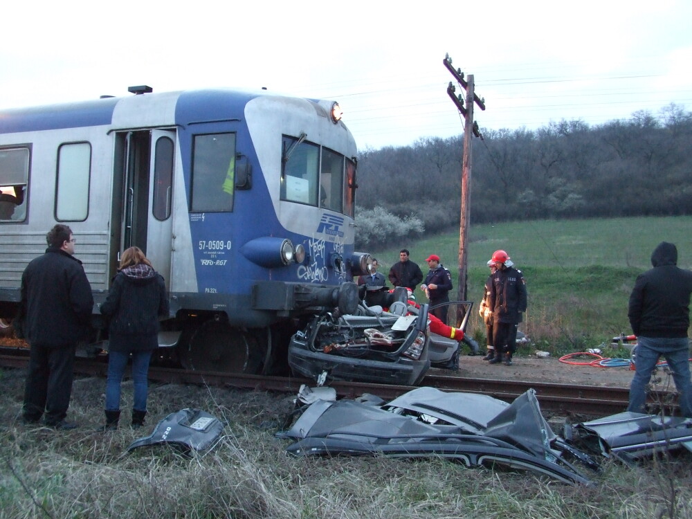 Tragedie in judetul Arad. Doi tineri au murit dupa ce masina in care se aflau a fost lovita de tren - Imaginea 4