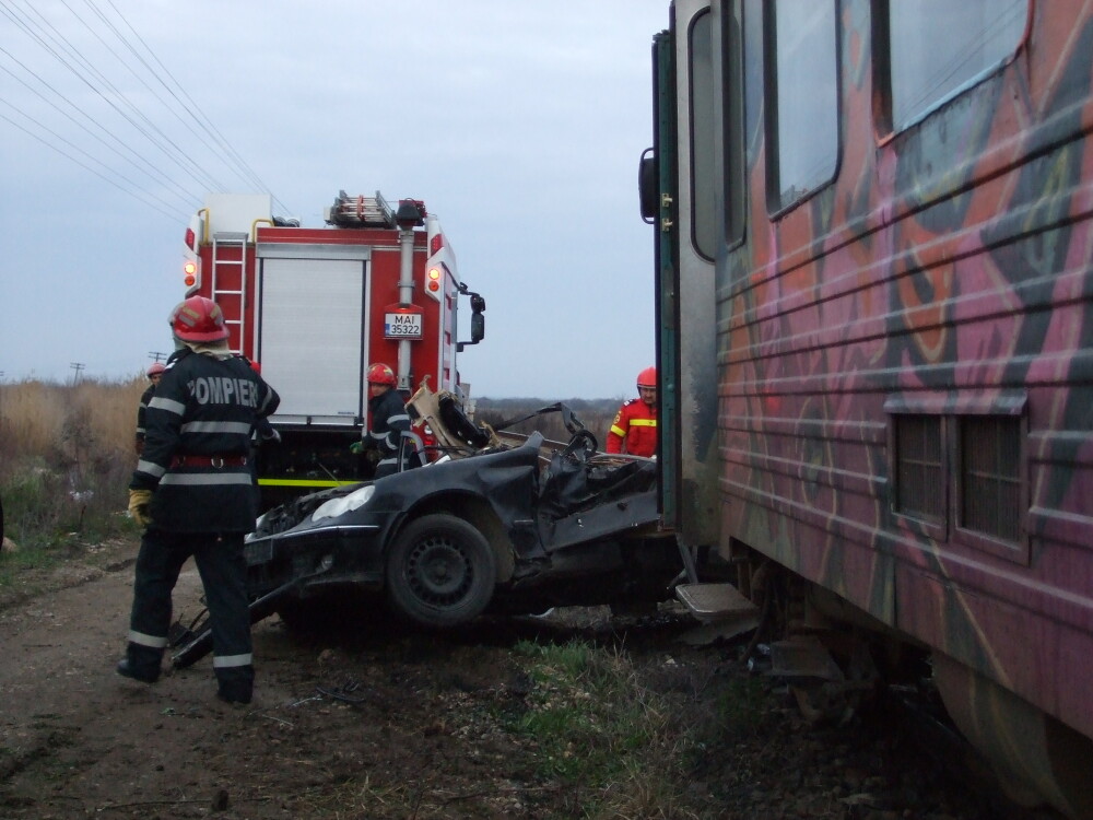 Tragedie in judetul Arad. Doi tineri au murit dupa ce masina in care se aflau a fost lovita de tren - Imaginea 5