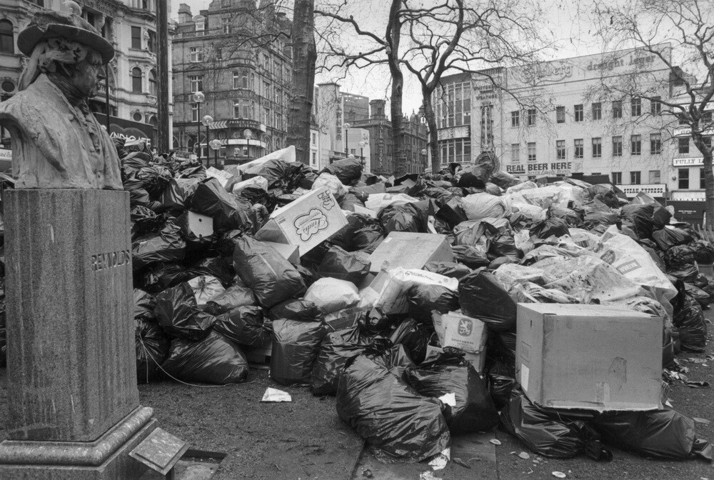 Londra, ingropata in munti de gunoaie, inainte ca Margaret Thatcher sa ajunga la putere FOTO - Imaginea 1
