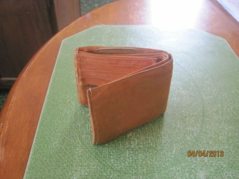 A cumparat de la magazin un portofel cu 25 de centi. Ce a descoperit in el cand a ajuns acasa. FOTO - Imaginea 1