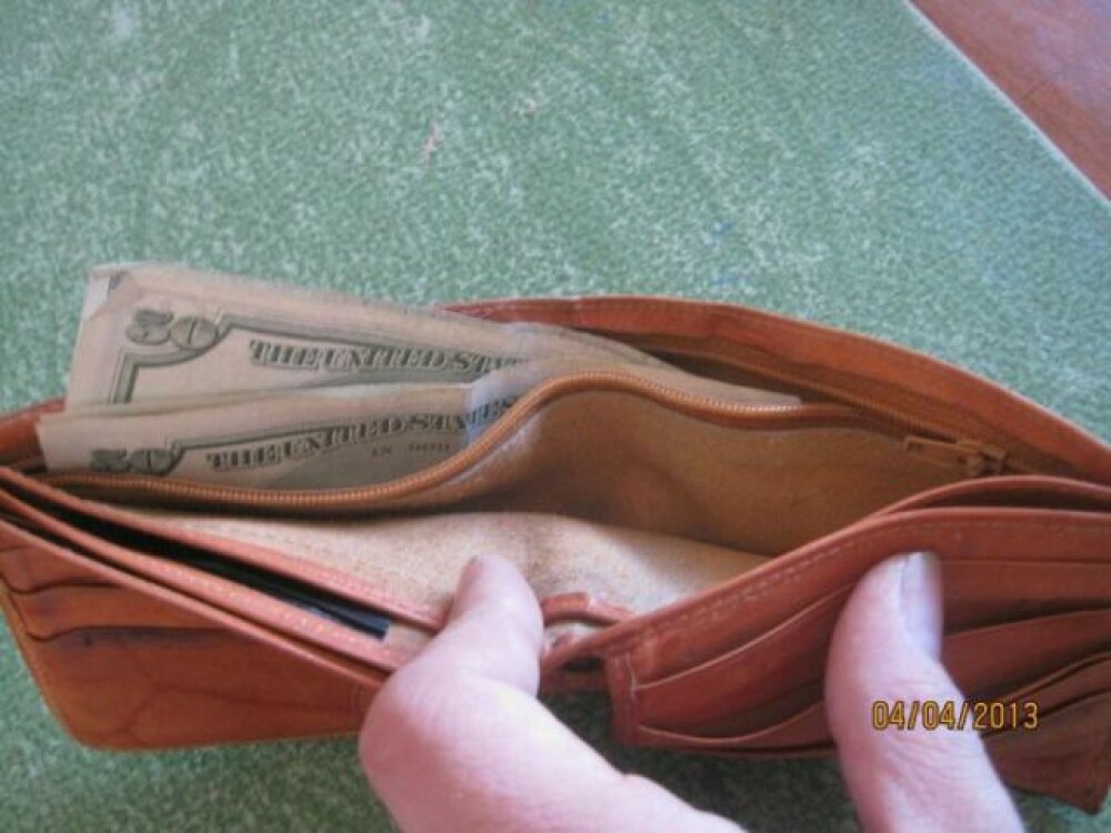 A cumparat de la magazin un portofel cu 25 de centi. Ce a descoperit in el cand a ajuns acasa. FOTO - Imaginea 2