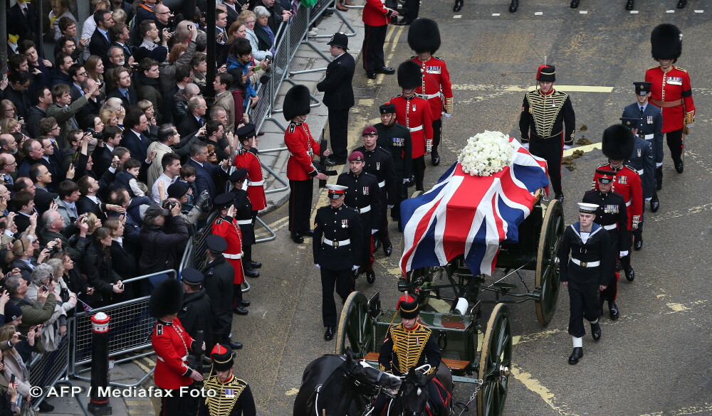 Aplauze si huiduieli, mii de britanici in strada pentru inmormantarea lui Margaret Thatcher. FOTO - Imaginea 9