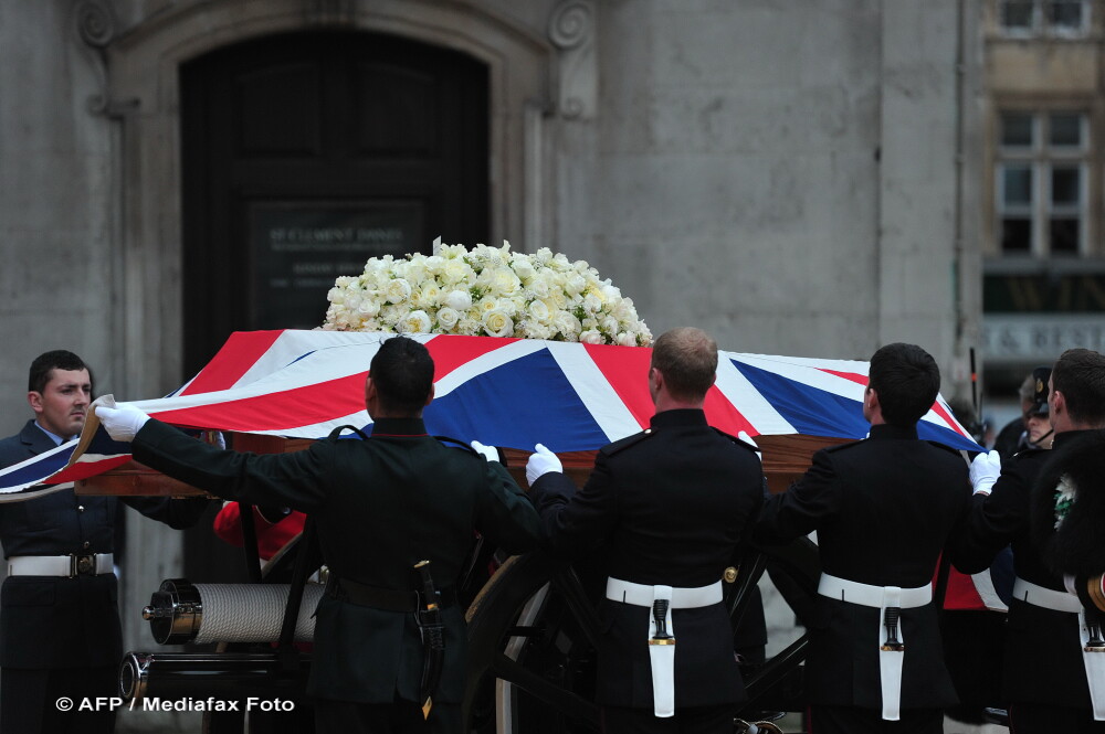 Aplauze si huiduieli, mii de britanici in strada pentru inmormantarea lui Margaret Thatcher. FOTO - Imaginea 8