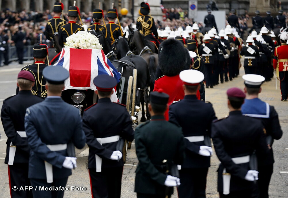 Aplauze si huiduieli, mii de britanici in strada pentru inmormantarea lui Margaret Thatcher. FOTO - Imaginea 7