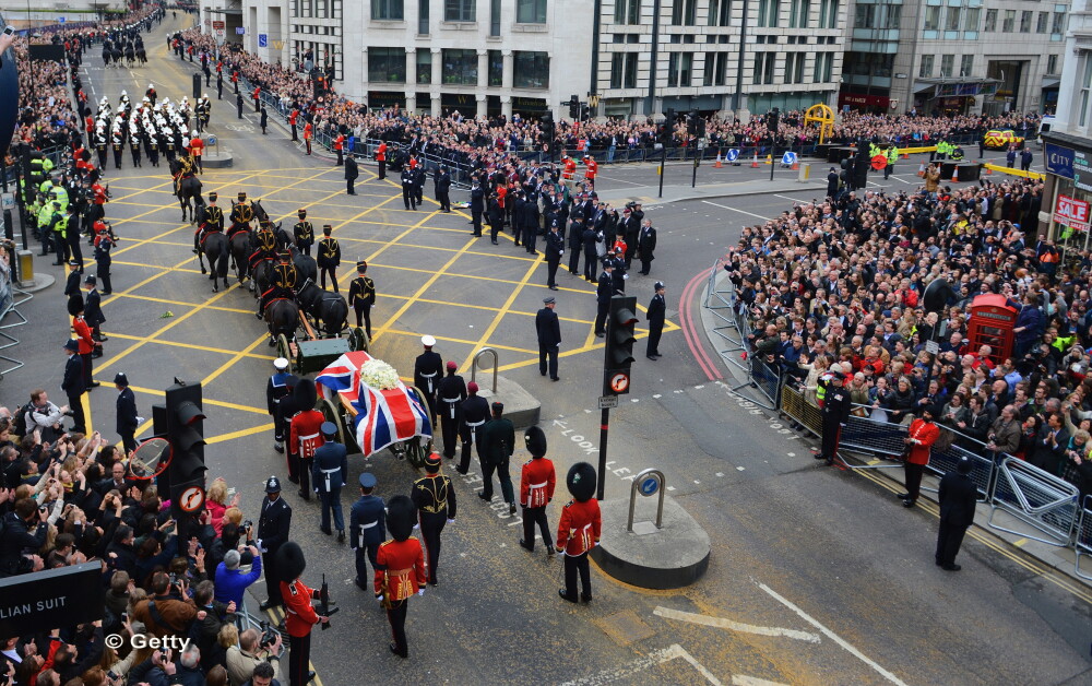 Aplauze si huiduieli, mii de britanici in strada pentru inmormantarea lui Margaret Thatcher. FOTO - Imaginea 5