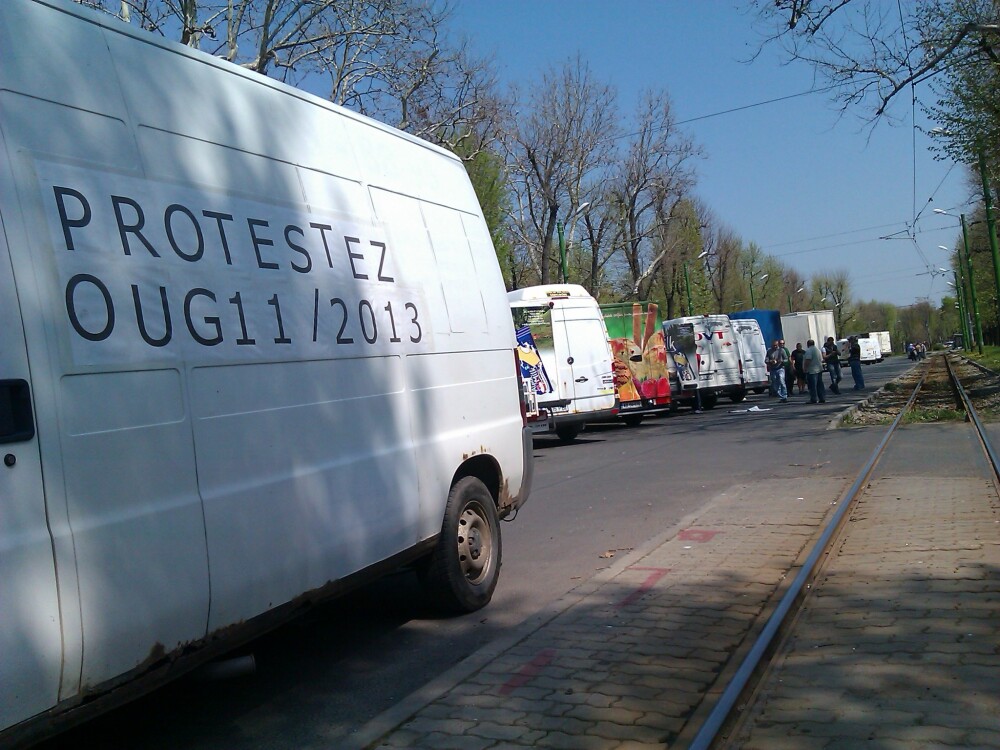Protest fata de noi taxe. Zeci de transportatori si-au scos microbuzele si camionetele in strada - Imaginea 2