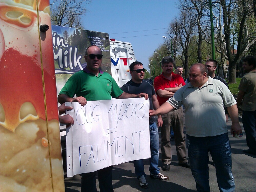 Protest fata de noi taxe. Zeci de transportatori si-au scos microbuzele si camionetele in strada - Imaginea 4