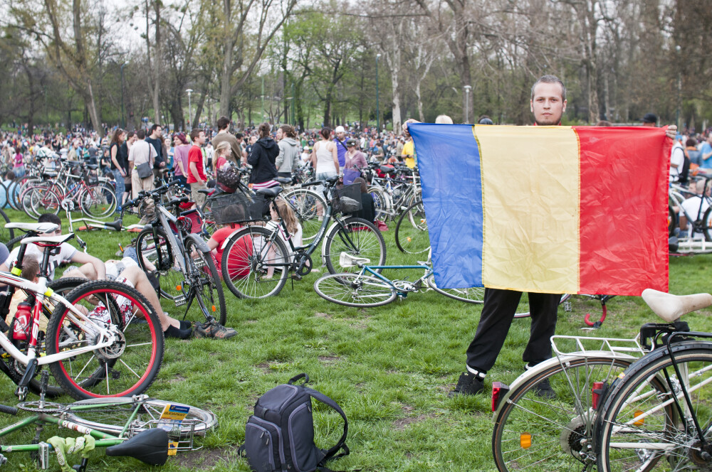 Patru timisoreni au dus steagul Romaniei la cel mai mare eveniment ciclist din Ungaria. FOTO - Imaginea 1