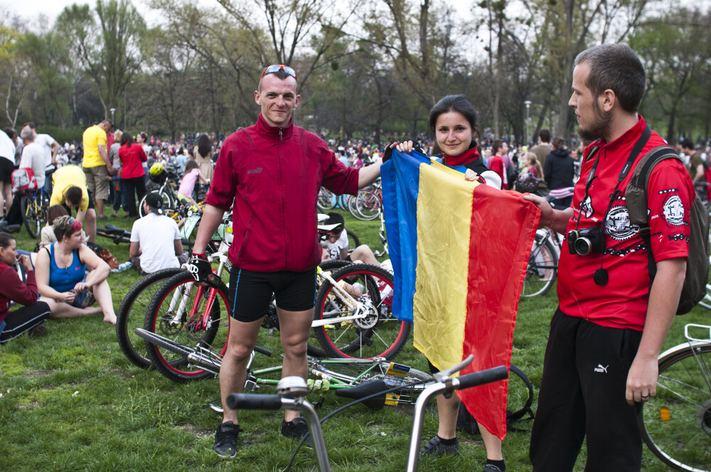 Patru timisoreni au dus steagul Romaniei la cel mai mare eveniment ciclist din Ungaria. FOTO - Imaginea 6