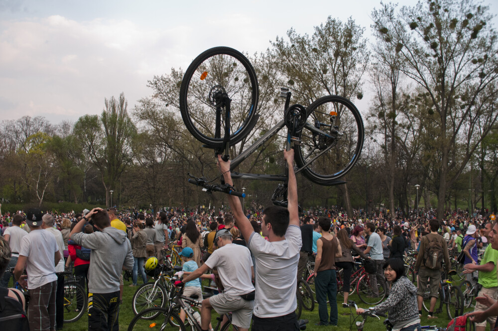 Patru timisoreni au dus steagul Romaniei la cel mai mare eveniment ciclist din Ungaria. FOTO - Imaginea 7