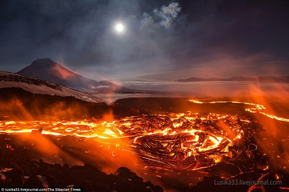 Galerie FOTO. Si-au riscat viata pentru a fotografia raurile de lava din inima unui vulcan - Imaginea 1