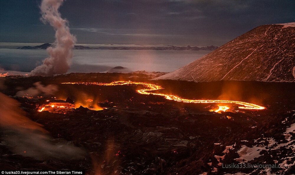 Galerie FOTO. Si-au riscat viata pentru a fotografia raurile de lava din inima unui vulcan - Imaginea 2