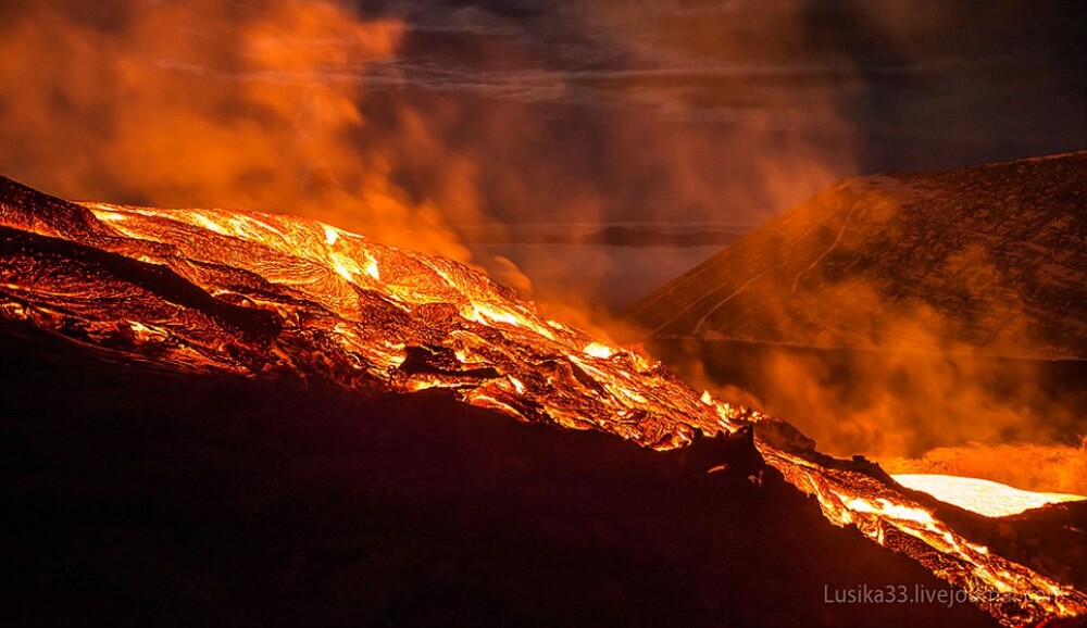 Galerie FOTO. Si-au riscat viata pentru a fotografia raurile de lava din inima unui vulcan - Imaginea 3