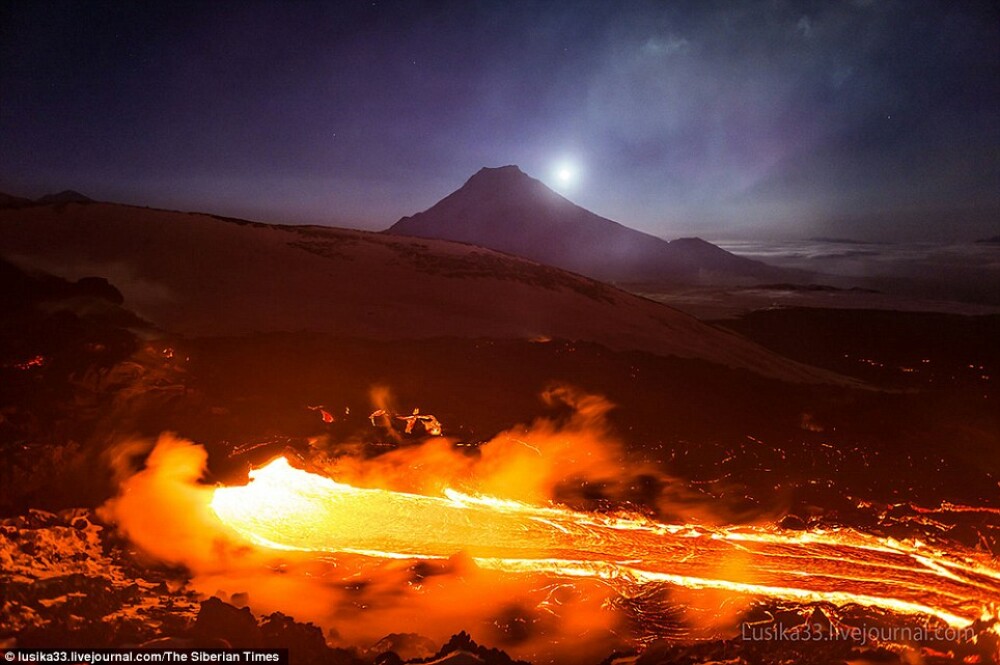 Galerie FOTO. Si-au riscat viata pentru a fotografia raurile de lava din inima unui vulcan - Imaginea 4