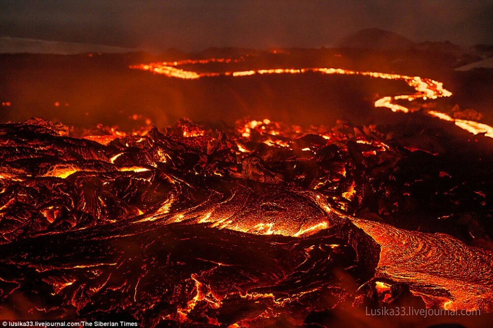Galerie FOTO. Si-au riscat viata pentru a fotografia raurile de lava din inima unui vulcan - Imaginea 5
