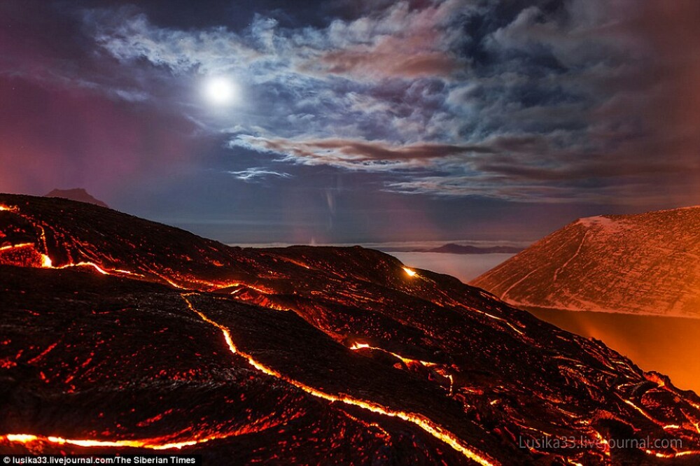 Galerie FOTO. Si-au riscat viata pentru a fotografia raurile de lava din inima unui vulcan - Imaginea 6