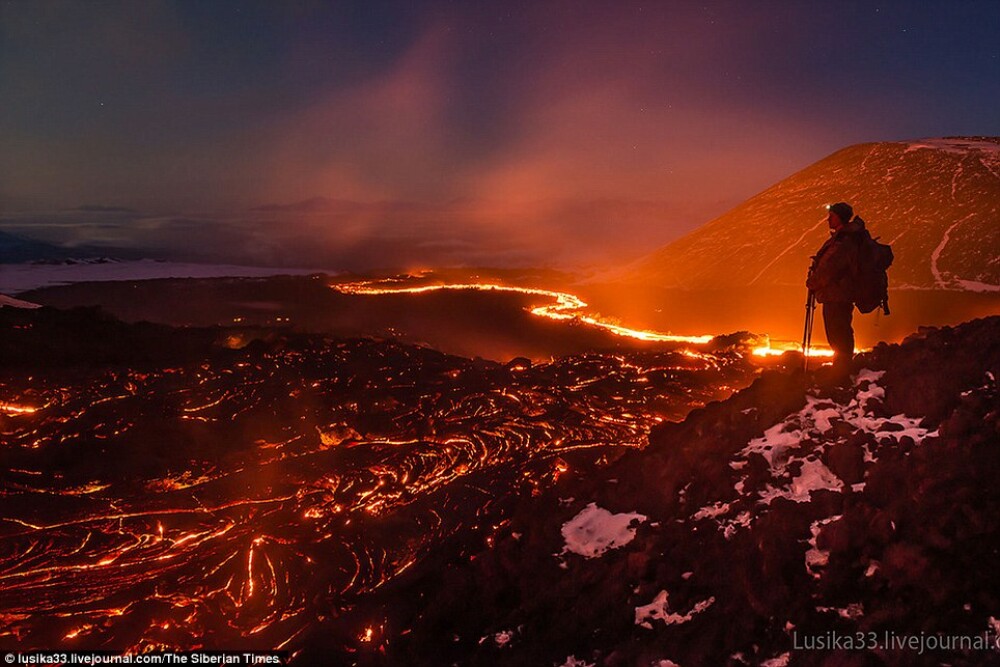 Galerie FOTO. Si-au riscat viata pentru a fotografia raurile de lava din inima unui vulcan - Imaginea 7