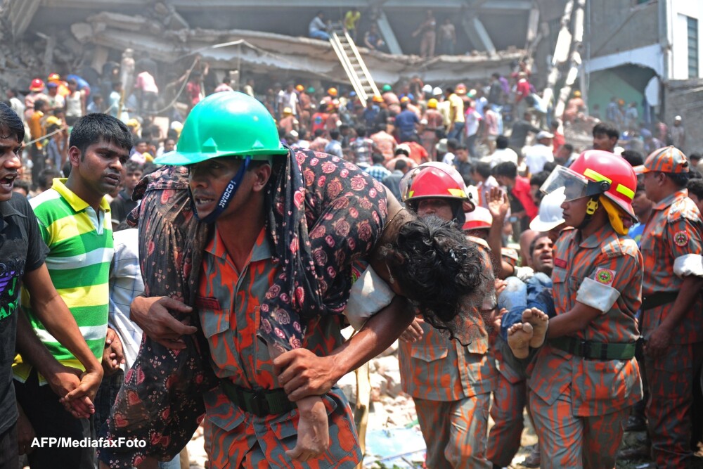 Imagini de groaza din Bangladesh. Bilantul accidentului a ajuns la 290 de morti. FOTO si VIDEO - Imaginea 9