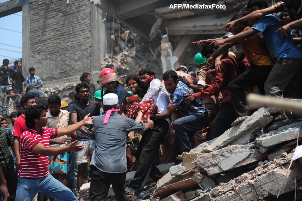 Imagini de groaza din Bangladesh. Bilantul accidentului a ajuns la 290 de morti. FOTO si VIDEO - Imaginea 4