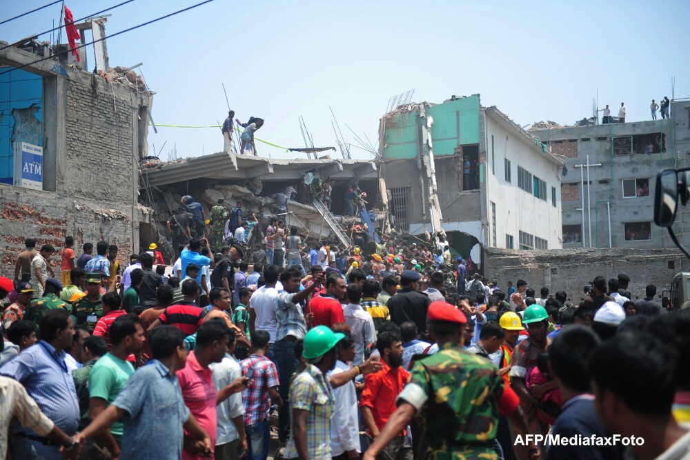 Imagini de groaza din Bangladesh. Bilantul accidentului a ajuns la 290 de morti. FOTO si VIDEO - Imaginea 3