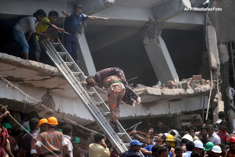 Imagini de groaza din Bangladesh. Bilantul accidentului a ajuns la 290 de morti. FOTO si VIDEO - Imaginea 2