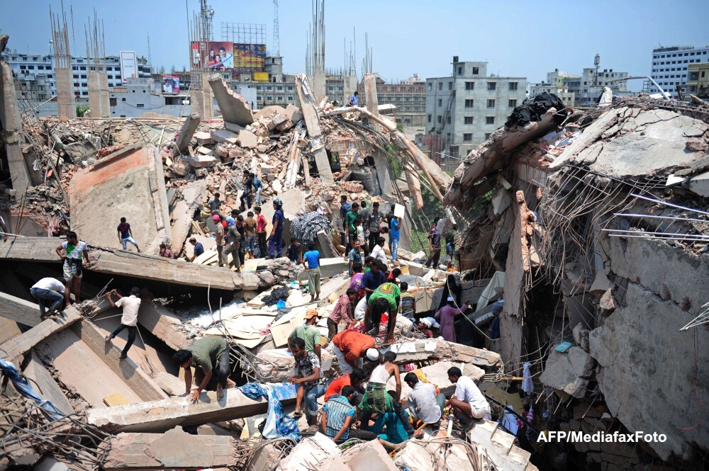 Imagini de groaza din Bangladesh. Bilantul accidentului a ajuns la 290 de morti. FOTO si VIDEO - Imaginea 1