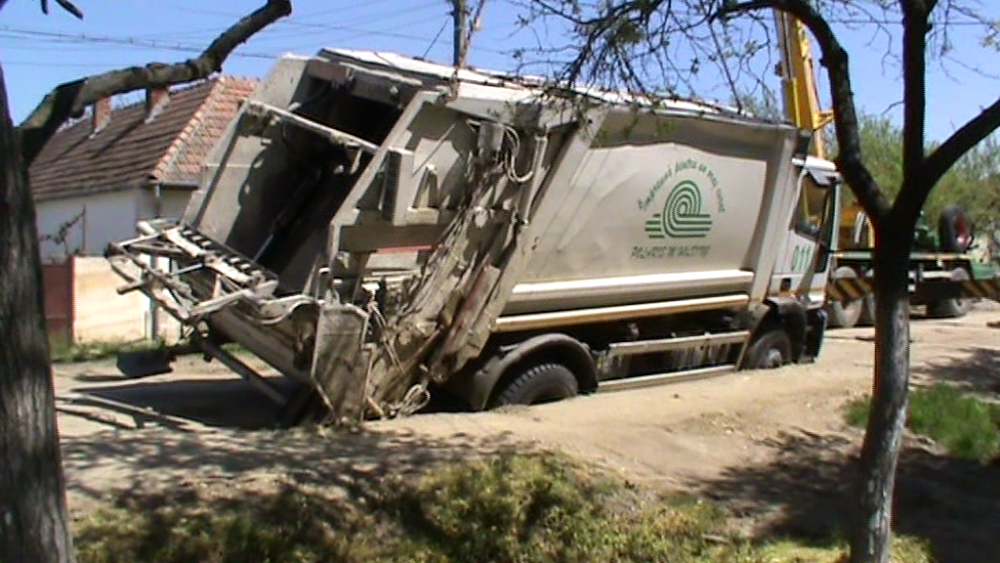 Drum surpat intr-un cartier din Arad. O masina de ridicat gunoiul a ramas blocata intr-o groapa - Imaginea 2