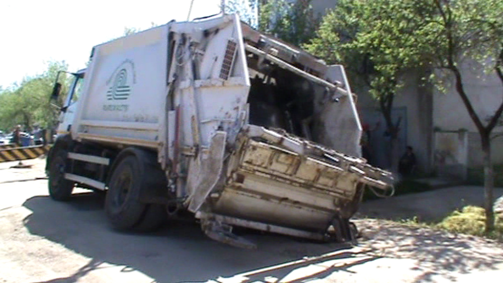 Drum surpat intr-un cartier din Arad. O masina de ridicat gunoiul a ramas blocata intr-o groapa - Imaginea 3