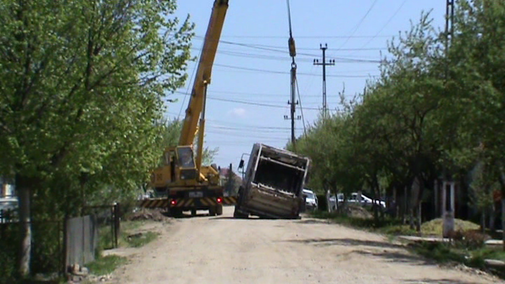 Drum surpat intr-un cartier din Arad. O masina de ridicat gunoiul a ramas blocata intr-o groapa - Imaginea 4