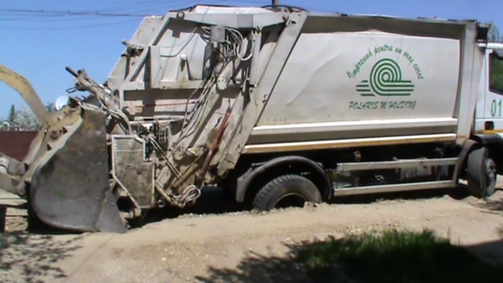 Drum surpat intr-un cartier din Arad. O masina de ridicat gunoiul a ramas blocata intr-o groapa - Imaginea 6