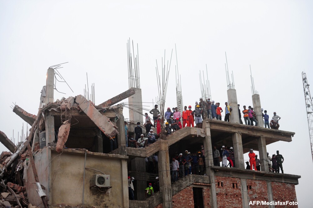 Tragedia din Bangladesh. Doi proprietari ai atelierelor din imobilul prabusit au fost arestati - Imaginea 3